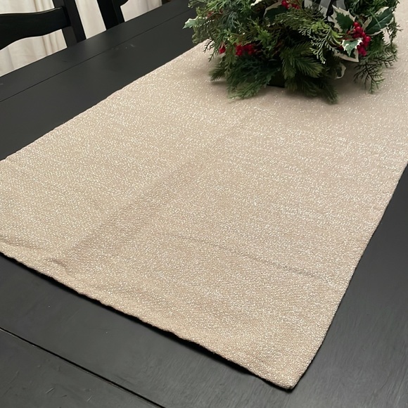 Metallic Table Runner - Picture 3 of 9